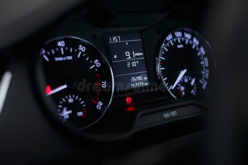 Автомобиль приборной панели с красивым белым светом стоковое изображение Автомобиль приборной панели с красивым белым светом стоковое изображение