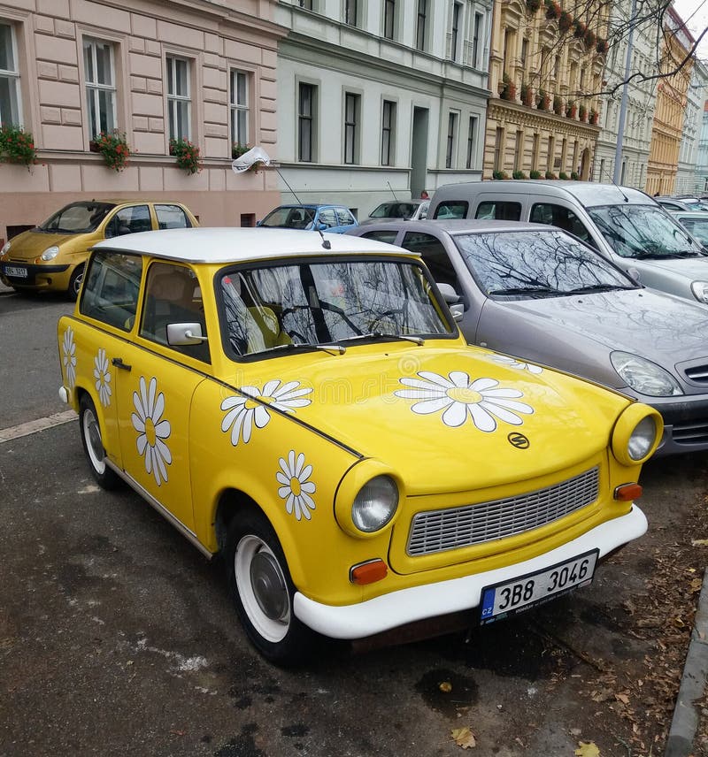 Автомобиль силы цветка Trabant стоковые изображения Автомобиль силы цветка Trabant стоковые изображения