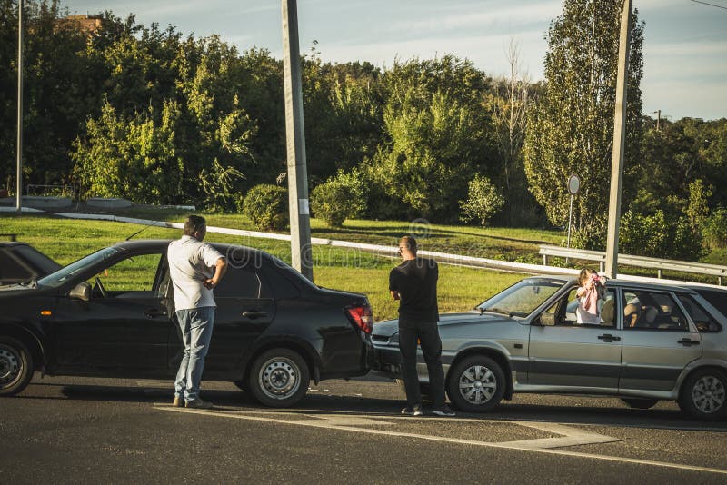 Автомобильная катастрофа на дороге, 2 сломленных автомобилях и водителях после автокатастрофы стоковые фотографии rf Автомобильная катастрофа на дороге, 2 сломленных автомобилях и водителях после автокатастрофы стоковые фотографии rf