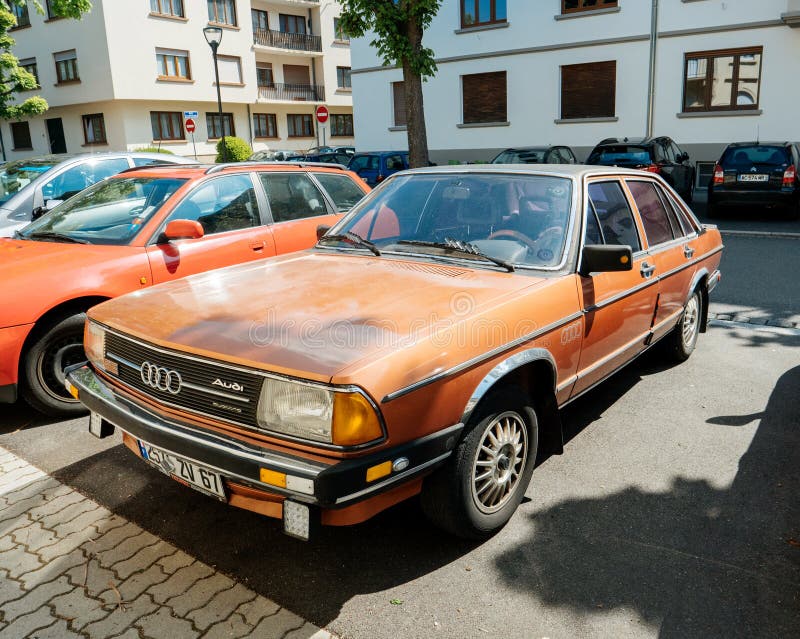 Автостоянка автомобиля исполнительной власти Audi 100 винтажная на улице стоковая фотография rf Автостоянка автомобиля исполнительной власти Audi 100 винтажная на улице стоковая фотография rf