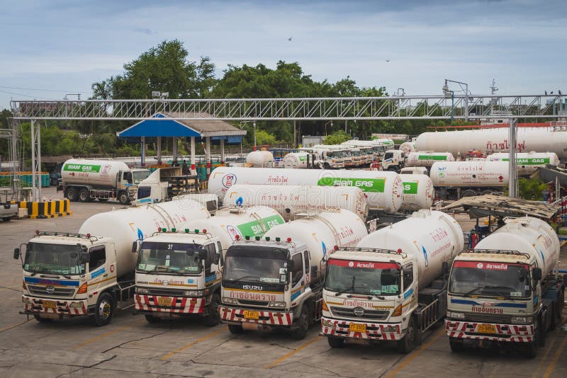Автоцистерны LPG в терминале Sathupradit газовой компании Сиама стоковые изображения rf Автоцистерны LPG в терминале Sathupradit газовой компании Сиама стоковые изображения rf