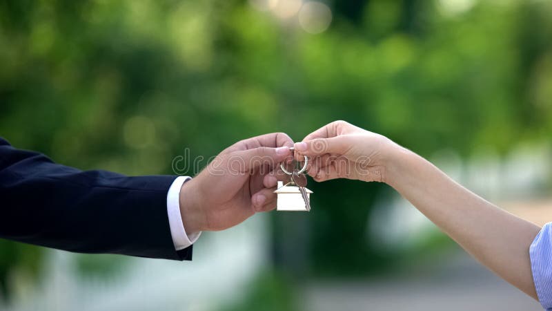 Агент по недвижимости, дающий ключи от квартиры к женщине, успешная сделка, продажа стоковые изображения rf Агент по недвижимости, дающий ключи от квартиры к женщине, успешная сделка, продажа стоковые изображения rf
