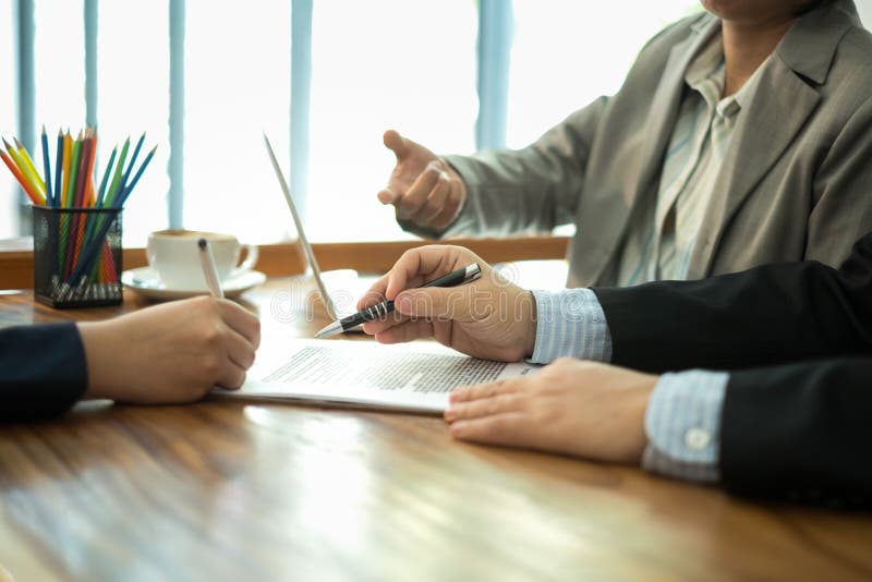 Агенты недвижимости представляют документы для клиентов для подписания для контракта на продажу, концепции недвижимости стоковая фотография Агенты недвижимости представляют документы для клиентов для подписания для контракта на продажу, концепции недвижимости стоковая фотография