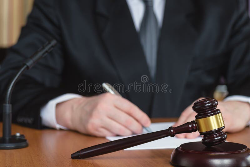 Lawyer and court. Judge hits the table with hammer. In the courtroom, the judge convicted lawyer. Judge`s gavel in hand. Judge passes sentence. Lawyer and court. Judge hits the table with hammer. In the courtroom, the judge convicted lawyer. Judge`s gavel in hand. Judge passes sentence