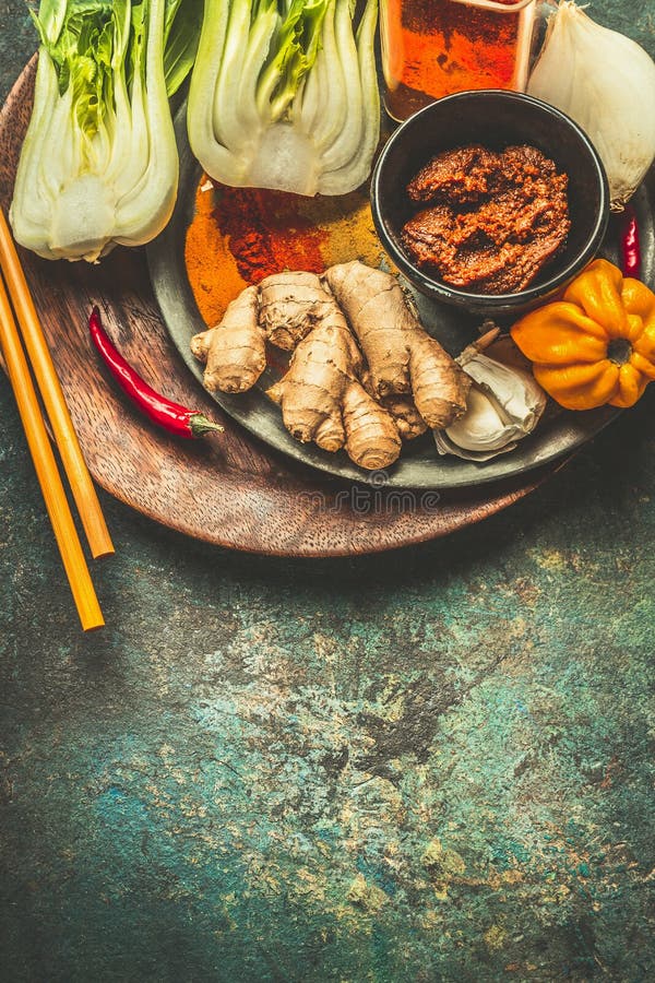 Азиат есть и варя с здоровыми ингридиентами: имбирь, chili и специи на винтажной предпосылке, взгляд сверху стоковое фото rf