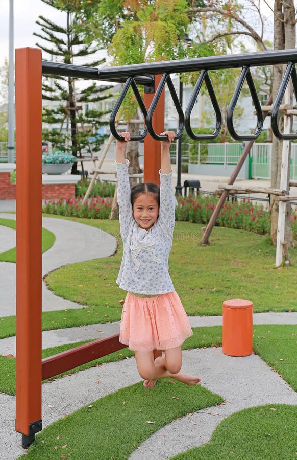 азиатская девочка веселится на игровой площадке стоковые фото