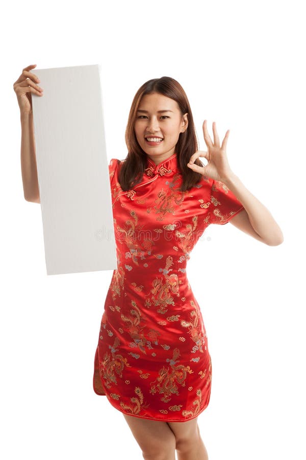 Азиатская девушка в китайском О'КЕЙ выставки платья cheongsam с красным пробелом si стоковая фотография Азиатская девушка в китайском О'КЕЙ выставки платья cheongsam с красным пробелом si стоковая фотография