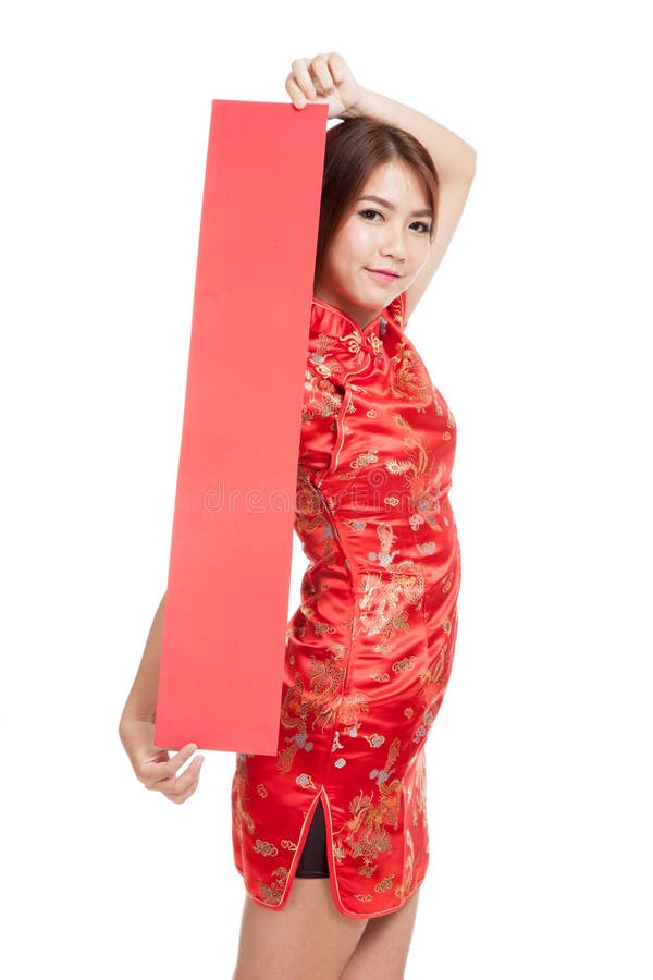 Азиатская девушка в китайском платье cheongsam с красным пустым знаком стоковое фото Азиатская девушка в китайском платье cheongsam с красным пустым знаком стоковое фото