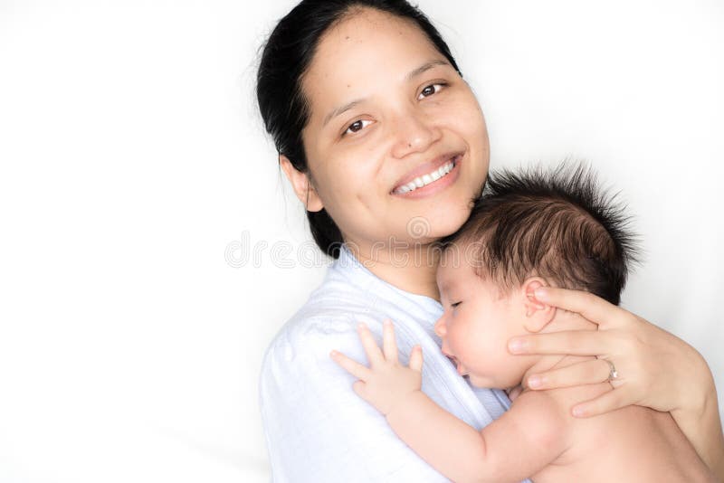 Азиатская мать держит ее newborn младенца стоковые фотографии rf