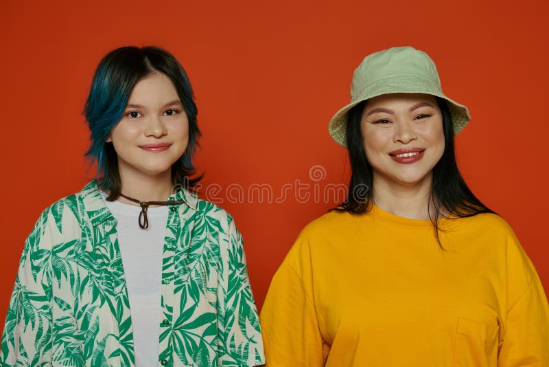 азиатская мать и её подросток стоковая фотография