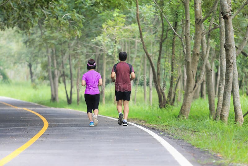 Азиатская середина постарела пары jogging и бежать в парке стоковые изображения rf