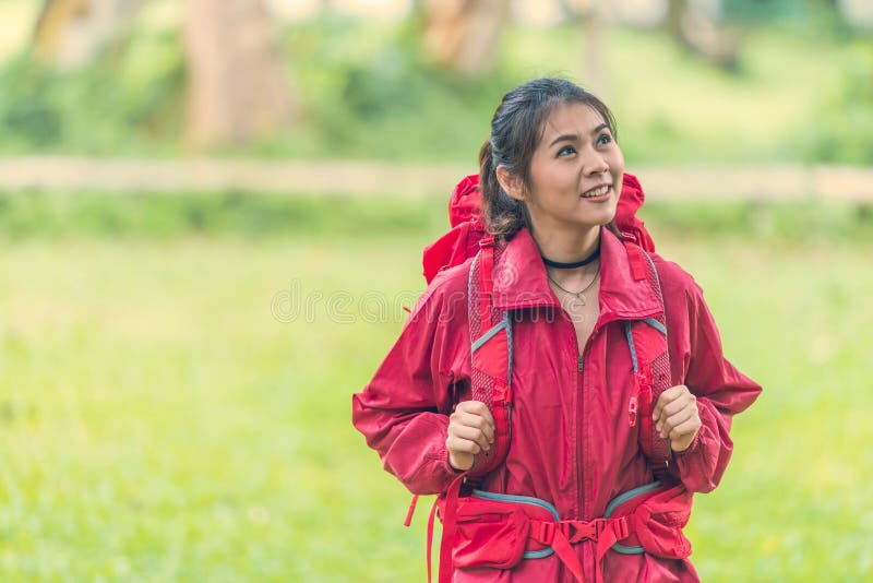 Азиатский backpacker дамы стоковые изображения rf Азиатский backpacker дамы стоковые изображения rf