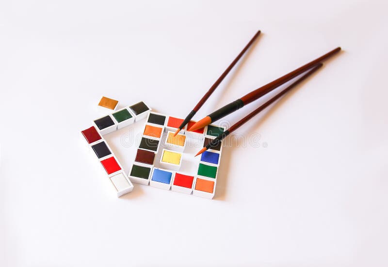 Акварель красит в форме дома и paintbrushes на белой предпосылке Крася инструменты o стоковое изображение rf Акварель красит в форме дома и paintbrushes на белой предпосылке Крася инструменты o стоковое изображение rf