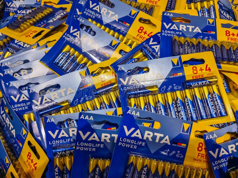 Аккумуляторы Varta представлены в магазине в Киле (Германия) стоковые фотографии rf