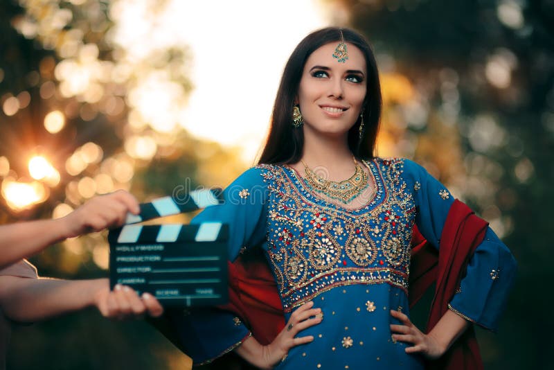 Актриса Bollywood нося индийское обмундирование с комплектом ювелирных изделий золота стоковое изображение Актриса Bollywood нося индийское обмундирование с комплектом ювелирных изделий золота стоковое изображение