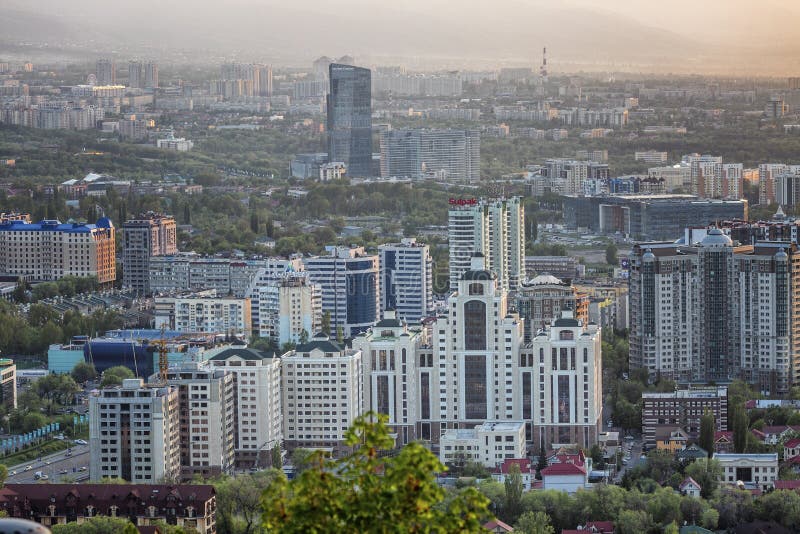 Алма-Ата, Казахстан, 05 05 2017 Взгляд сверху на современном городе в горах на заходе солнца стоковые изображения Алма-Ата, Казахстан, 05 05 2017 Взгляд сверху на современном городе в горах на заходе солнца стоковые изображения