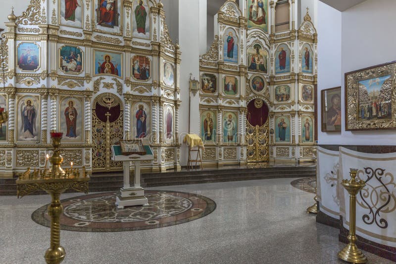 алтарь с иконами и свечами в православной христианской церкви. религия и культура стоковые фотографии rf