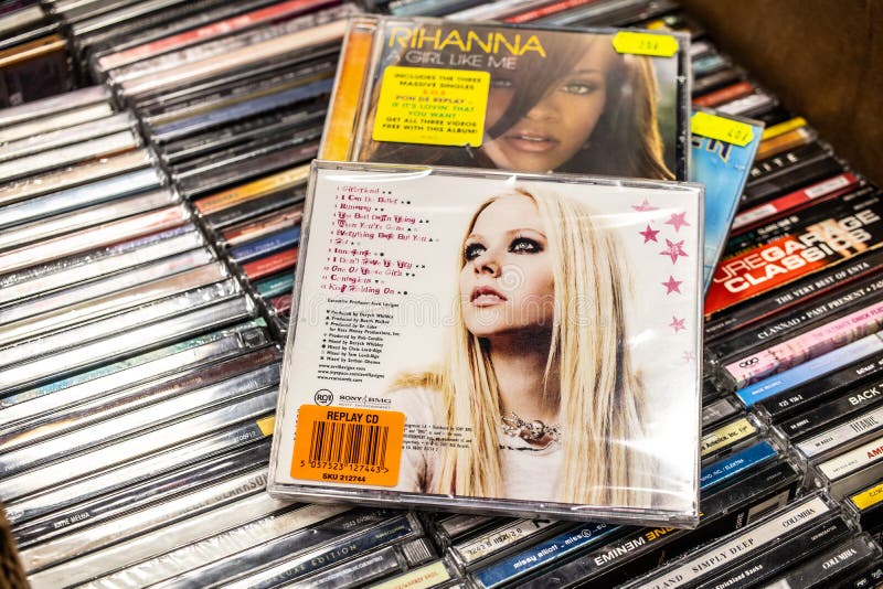 Альбом CD Avril Lavigne самая лучшая проклятая вещь 2007 на дисплее для продажи, известная канадская певица, песенник стоковое фото Альбом CD Avril Lavigne самая лучшая проклятая вещь 2007 на дисплее для продажи, известная канадская певица, песенник стоковое фото