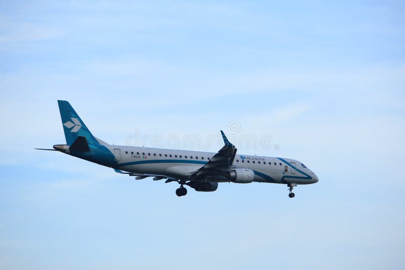 Амстердам Нидерланды - 7-ое июля 2017: I-ADJO Air Dolomiti Embraer ERJ-195LR стоковая фотография Амстердам Нидерланды - 7-ое июля 2017: I-ADJO Air Dolomiti Embraer ERJ-195LR стоковая фотография