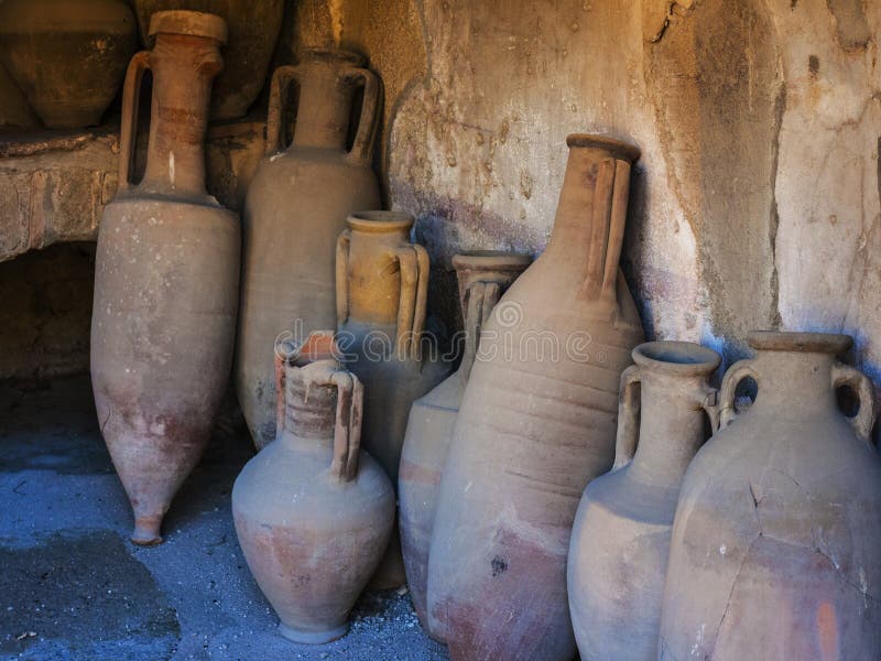 Амфора в римском винном магазине, похороненном извержением Vesuvius в Геркулануме стоковая фотография rf Амфора в римском винном магазине, похороненном извержением Vesuvius в Геркулануме стоковая фотография rf