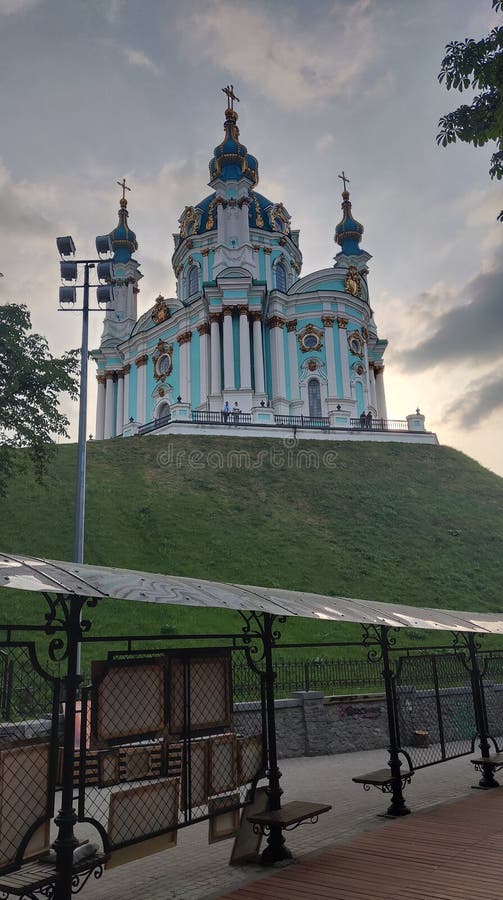 Андрей Первозванный & x27; церковь s во взгляде Киева нижнем стоковые фотографии rf Андрей Первозванный & x27; церковь s во взгляде Киева нижнем стоковые фотографии rf