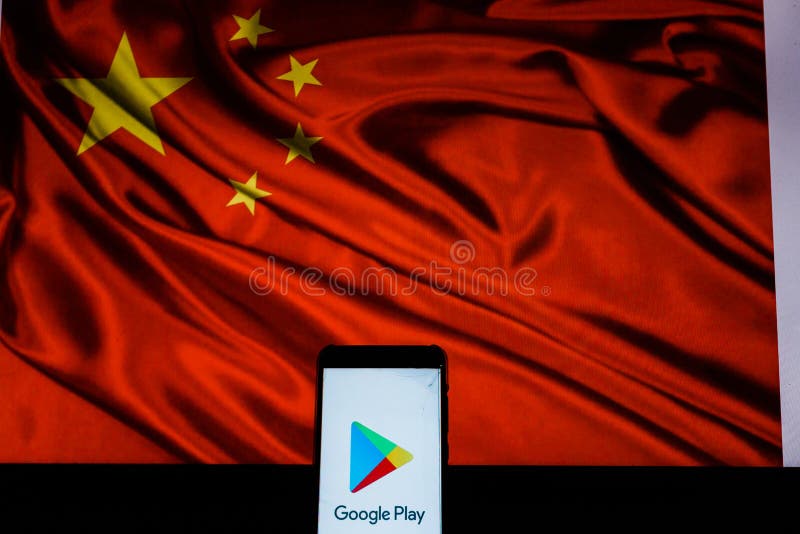 Андроид-смартфон который показывает логотип магазина игры Google перед флагом Китая стоковое фото rf Андроид-смартфон который показывает логотип магазина игры Google перед флагом Китая стоковое фото rf