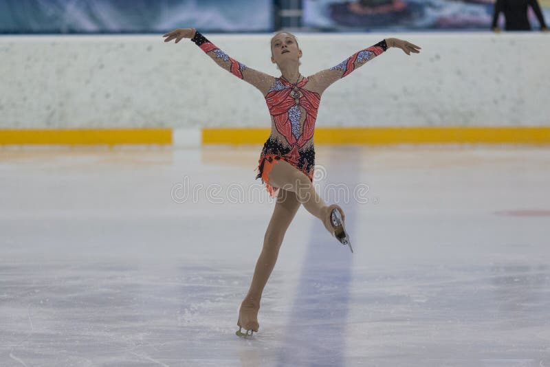Анна Cherezova от Молдавии выполняет программу серебряных девушек класса IV свободную катаясь на коньках на национальный чемпиона стоковые фотографии rf