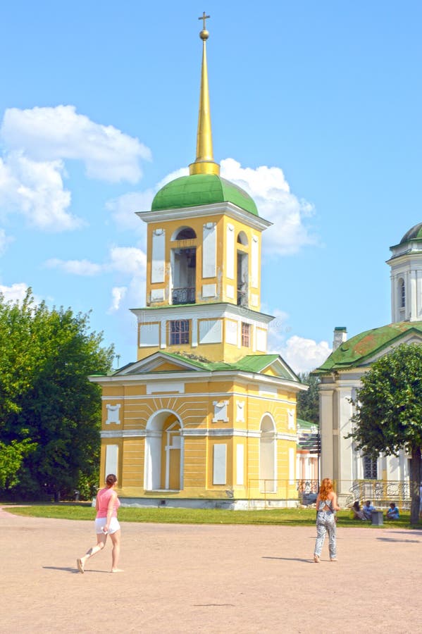 Ансамбль дворца и парка Mironov Dikushin архитекторов колокольни 1792 в августе отсчетов Kuskovo Sheremetiev стоковые изображения Ансамбль дворца и парка Mironov Dikushin архитекторов колокольни 1792 в августе отсчетов Kuskovo Sheremetiev стоковые изображения