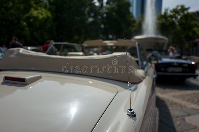 Антенна винтажного автомобиля стоковая фотография Антенна винтажного автомобиля стоковая фотография
