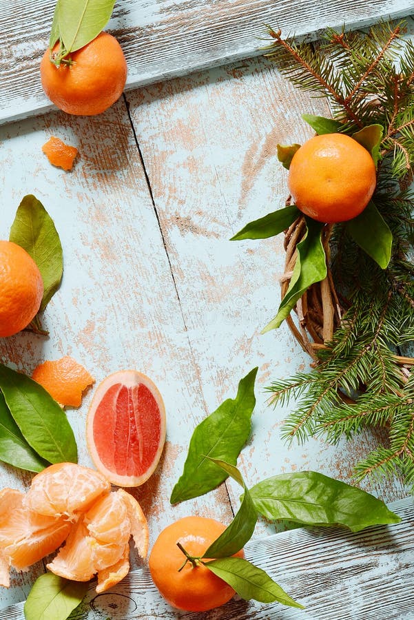 Апельсины, tangerines, грейпфрут с листьями и ветви рождественской елки, венок Рождество, Новый Год, концепция, космос экземпляра стоковая фотография rf Апельсины, tangerines, грейпфрут с листьями и ветви рождественской елки, венок Рождество, Новый Год, концепция, космос экземпляра стоковая фотография rf