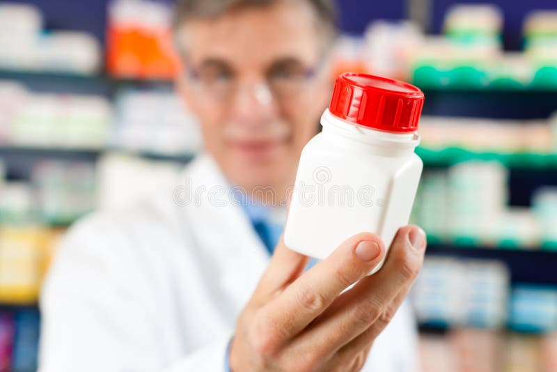 Аптекарь в фармации с medicament стоковые изображения Аптекарь в фармации с medicament стоковые изображения