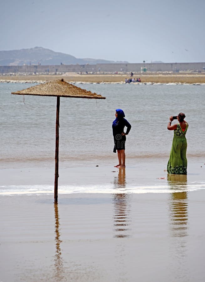 Арабские девушки на пляже в Essaouira стоковое изображение rf Арабские девушки на пляже в Essaouira стоковое изображение rf