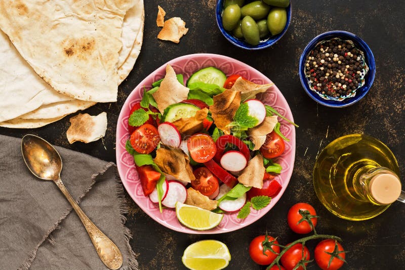Арабское fattoush салата блюда Хлеб, томаты и приправы пита над взглядом стоковое фото Арабское fattoush салата блюда Хлеб, томаты и приправы пита над взглядом стоковое фото