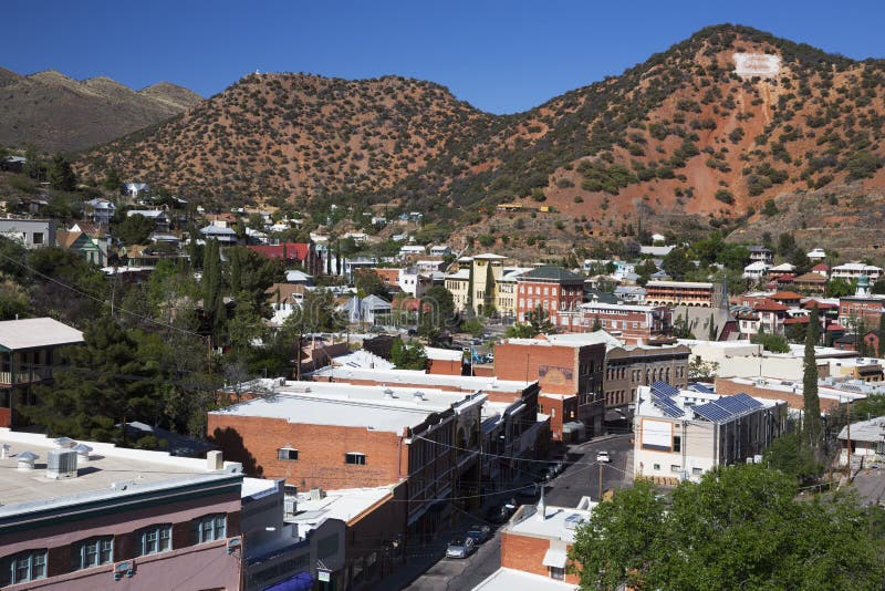 Аризона, Bisbee, США, 6-ое апреля 2015, обозревает медным повернутого городком городка искусств стоковое фото Аризона, Bisbee, США, 6-ое апреля 2015, обозревает медным повернутого городком городка искусств стоковое фото