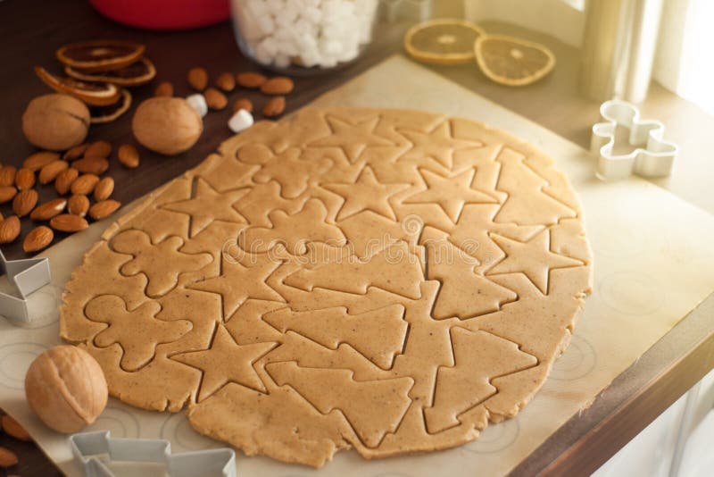 ароматичные специи gingerbread печений рождества выпечки Тесто имбиря для пряника, людей пряника, звезд, рождественских елок, спе стоковое изображение rf ароматичные специи gingerbread печений рождества выпечки Тесто имбиря для пряника, людей пряника, звезд, рождественских елок, спе стоковое изображение rf