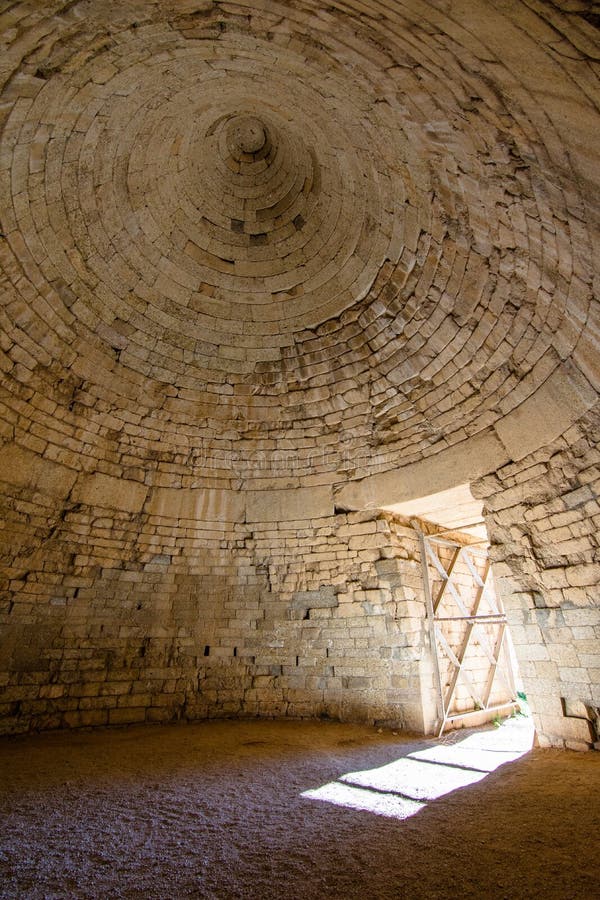 Археологические раскопки Mycenae около деревни Mykines, с старыми усыпальницами, гигантскими стенами и известным стробом львов стоковая фотография rf Археологические раскопки Mycenae около деревни Mykines, с старыми усыпальницами, гигантскими стенами и известным стробом львов стоковая фотография rf