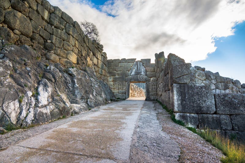 Археологические раскопки Mycenae около деревни Mykines, с старыми усыпальницами, гигантскими стенами и известным стробом львов стоковое изображение rf Археологические раскопки Mycenae около деревни Mykines, с старыми усыпальницами, гигантскими стенами и известным стробом львов стоковое изображение rf