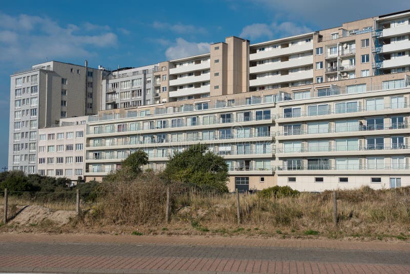 Архитектура - многоквартирные дома в Бельгии, Фландрии на Nort стоковая фотография rf Архитектура - многоквартирные дома в Бельгии, Фландрии на Nort стоковая фотография rf
