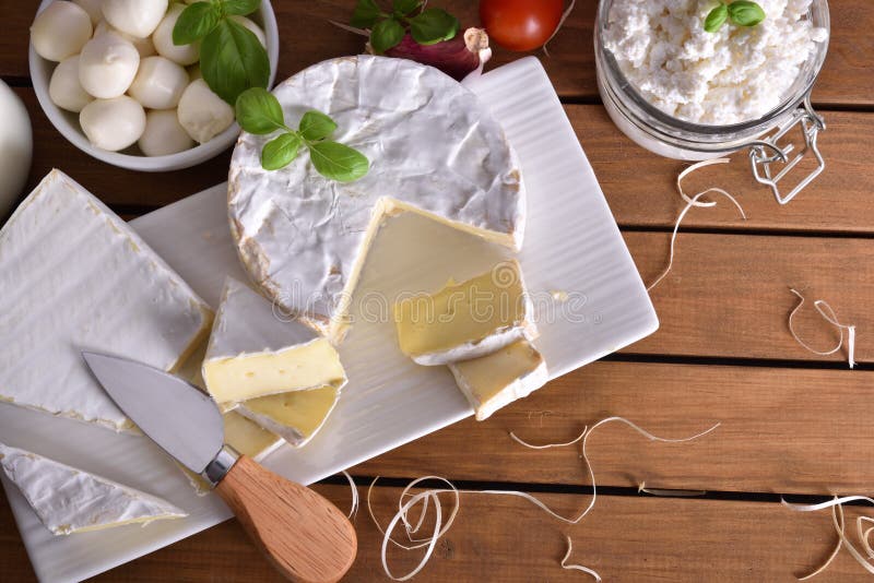 Ассортимент artisanal молочных продучтов в взгляд сверху природы стоковая фотография rf