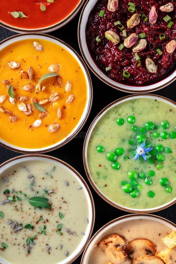 Ассортимент супов сливки vegan. Различные овощные супы застрелили сверху стоковые фотографии rf