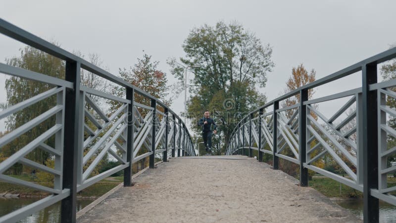 атлетический мужчина с протезом ноги участвует в беге на мосту воплощение здорового образа жизни. здоров