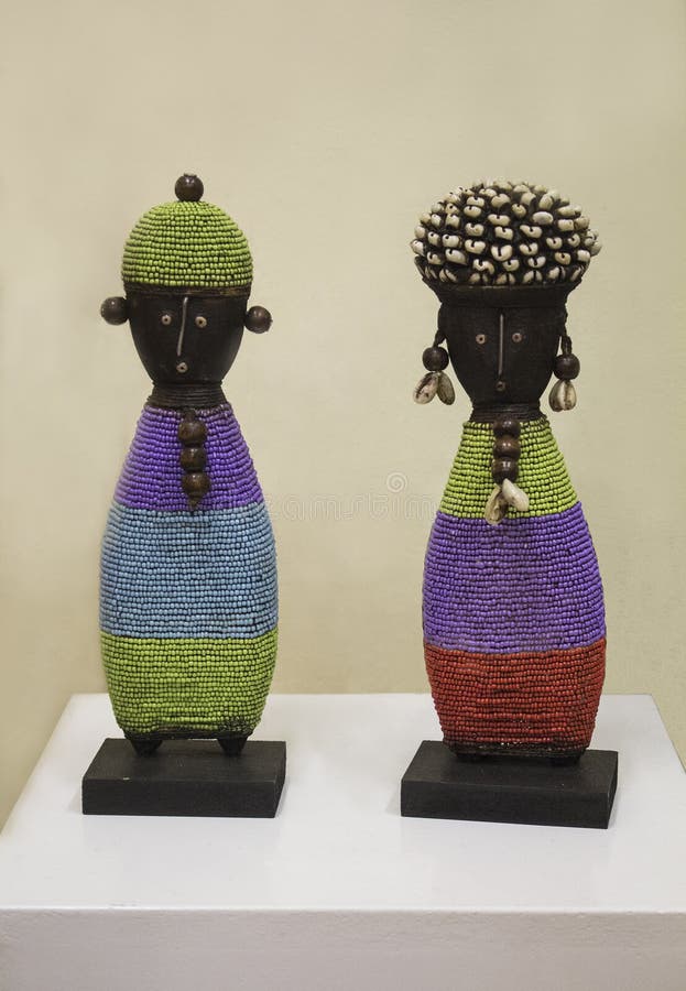Африканские handmade деревянные куклы в красочных шариках одевают стоковое изображение