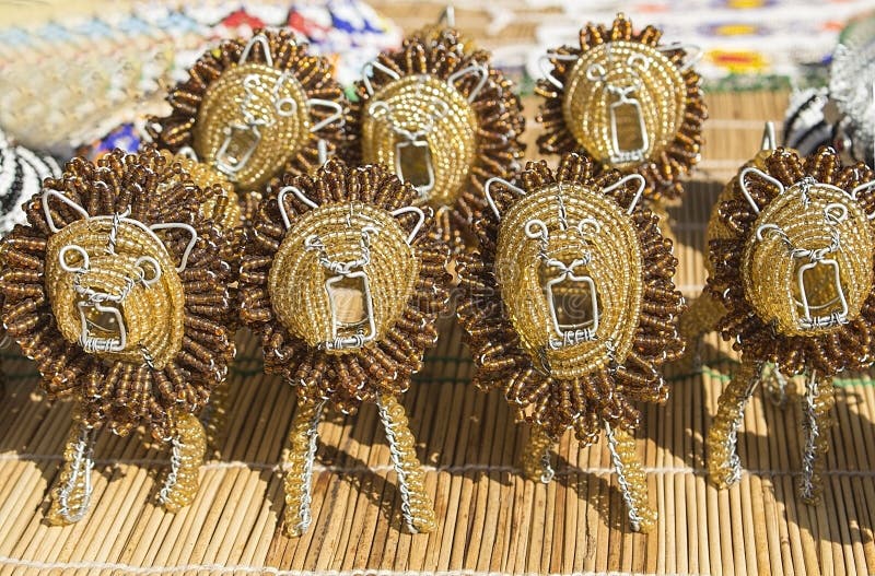 Африканские традиционные handmade красочные шарики забавляются львы животных горы kanonkop Африки известные приближают к рисуночн стоковые изображения