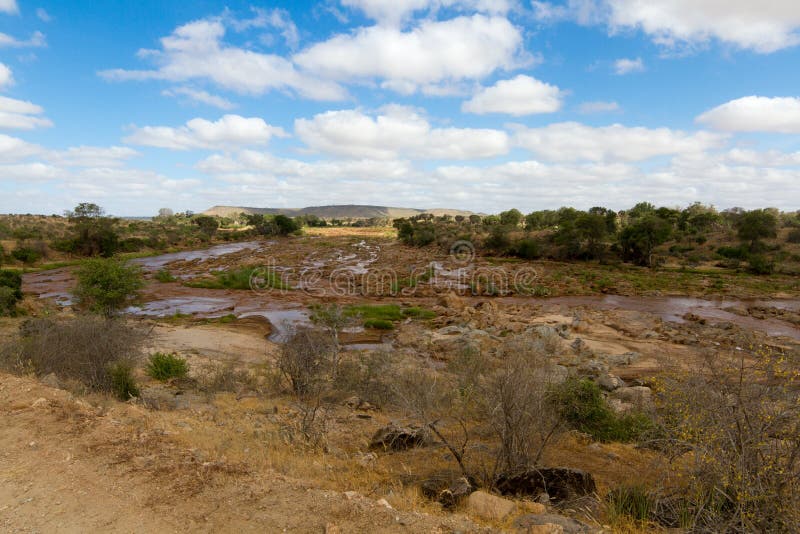 Африканский ландшафт открытых саванны и реки на солнечный день, Tsavo стоковые фото Африканский ландшафт открытых саванны и реки на солнечный день, Tsavo стоковые фото