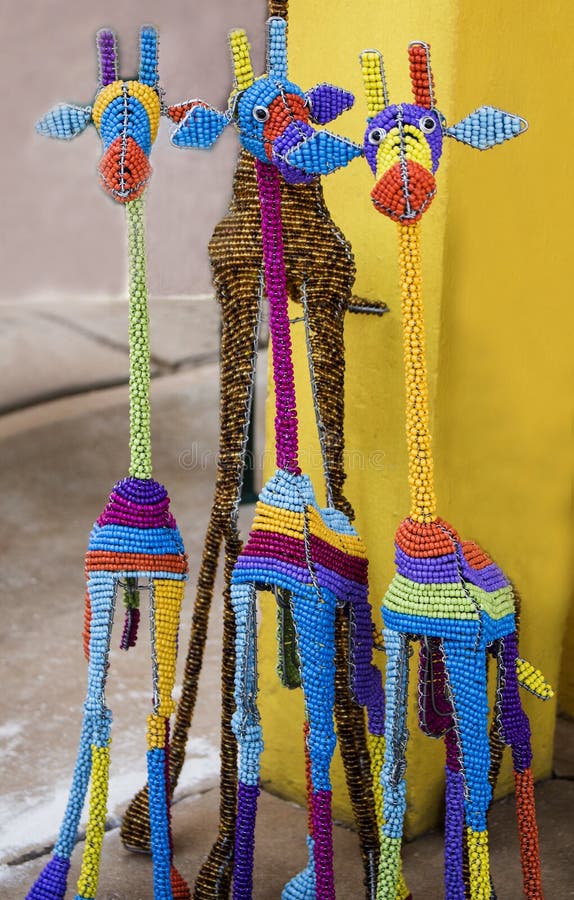 Африканский традиционный handmade красочный провод шарика забавляется животные жирафы стоковое фото