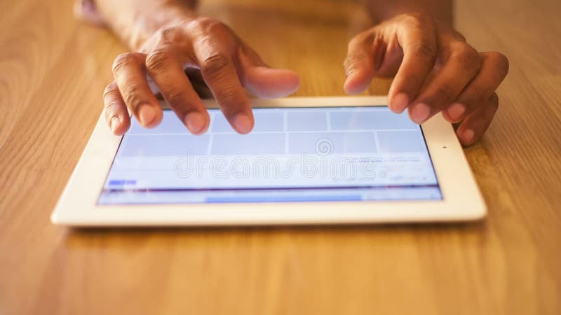 Афро-американские руки используя тактильный ПК таблетки акции видеоматериалы
