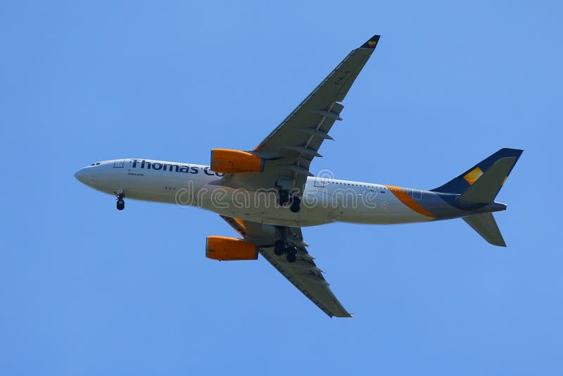 Аэробус A330 авиакомпаний кашевара Томаса спускает для приземляться на международном аэропорте JFK стоковые фотографии rf Аэробус A330 авиакомпаний кашевара Томаса спускает для приземляться на международном аэропорте JFK стоковые фотографии rf