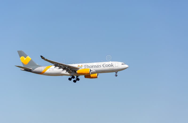 Аэробус A330 кашевара Томаса на своем конечном заходе для приземляться на манчестерский аэропорт стоковое изображение rf Аэробус A330 кашевара Томаса на своем конечном заходе для приземляться на манчестерский аэропорт стоковое изображение rf