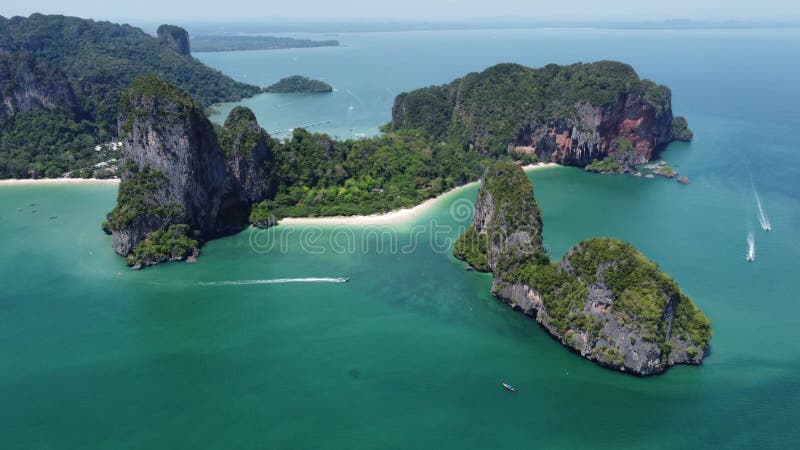 Аэросцена зеленых скал полуострова Railay Beach в Таиланде с голубым небом сток-видео