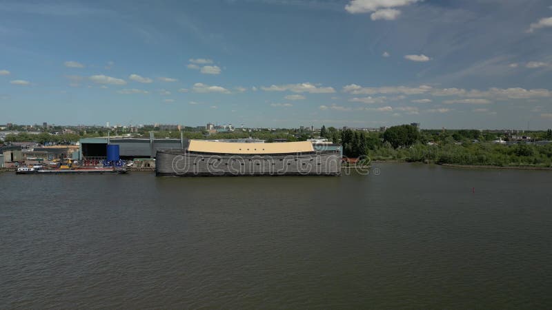 Аэросцена реплики Ноа-Арка пришвартована у набережной Кримпен-аан-ден-Айссель в Нидерландах видеоматериал